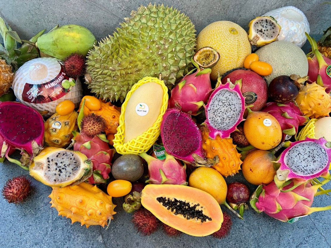 Variedad de frutas tropicales colombianas sobre una mesa de madera.